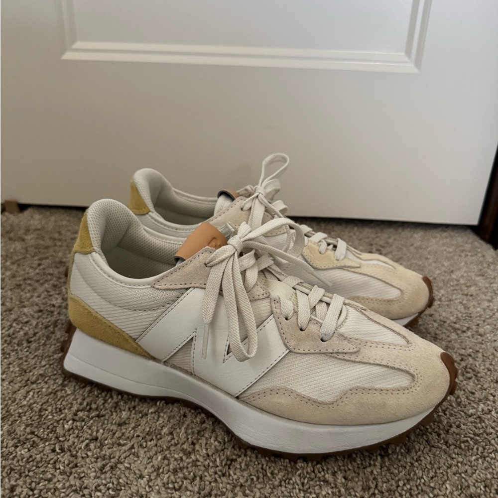 New Balance 327 women’s size 8.5 in colorway linen / hay